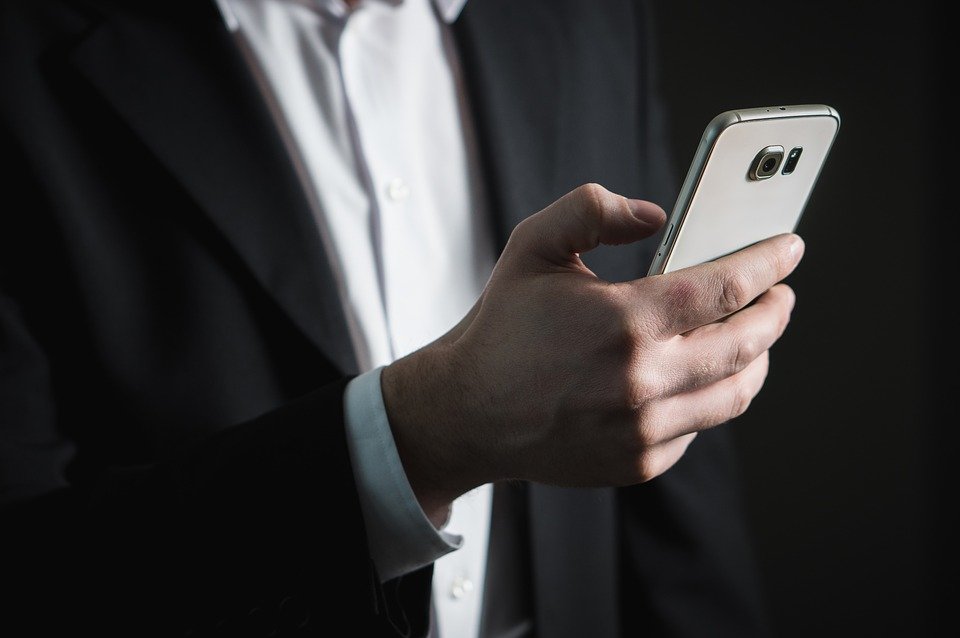 a millennial using a smrtphone - an important thing to bear in mind for all those who want to target millennials with content marketing