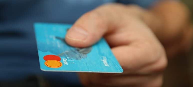 Person holding a credit card.
