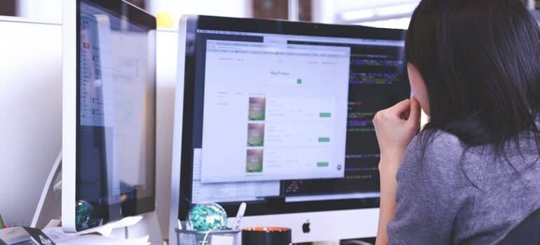 Person looking for the best field management software online.