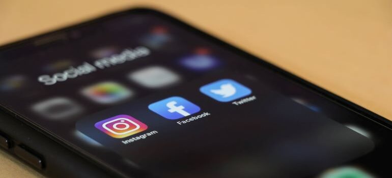 FB, IG, and Twitter icons on smartphone.