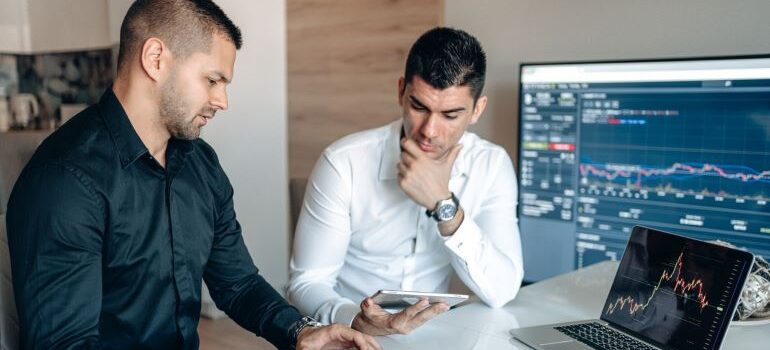 two people discussing the downsides of internal SEO tactics
