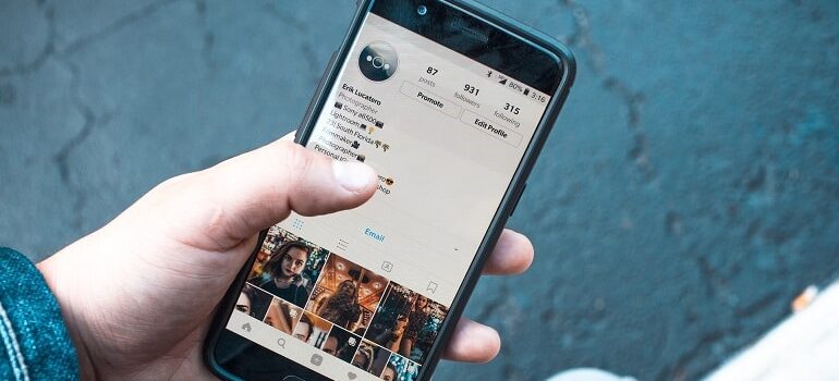 Browsing social media for influencers