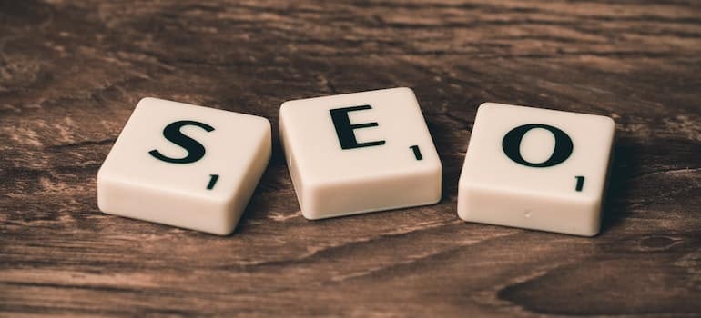 The word "SEO" on a wooden surface. 
