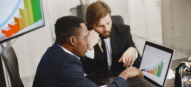 Two colleagues discussing lead generation throgh business citations for movers